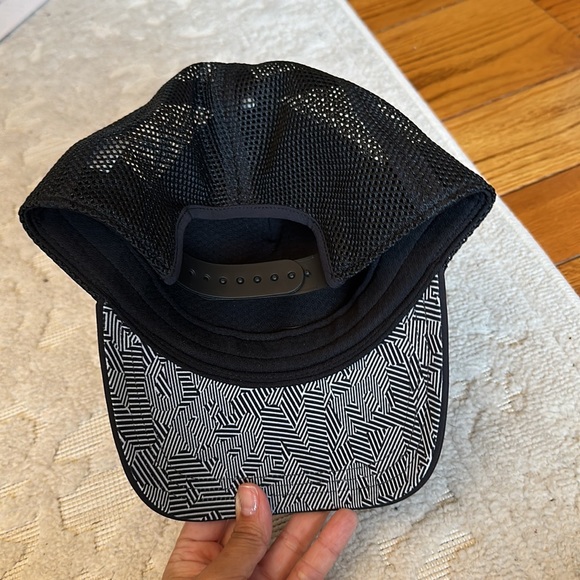 Lululemon black SW20 hat - Picture 3 of 4